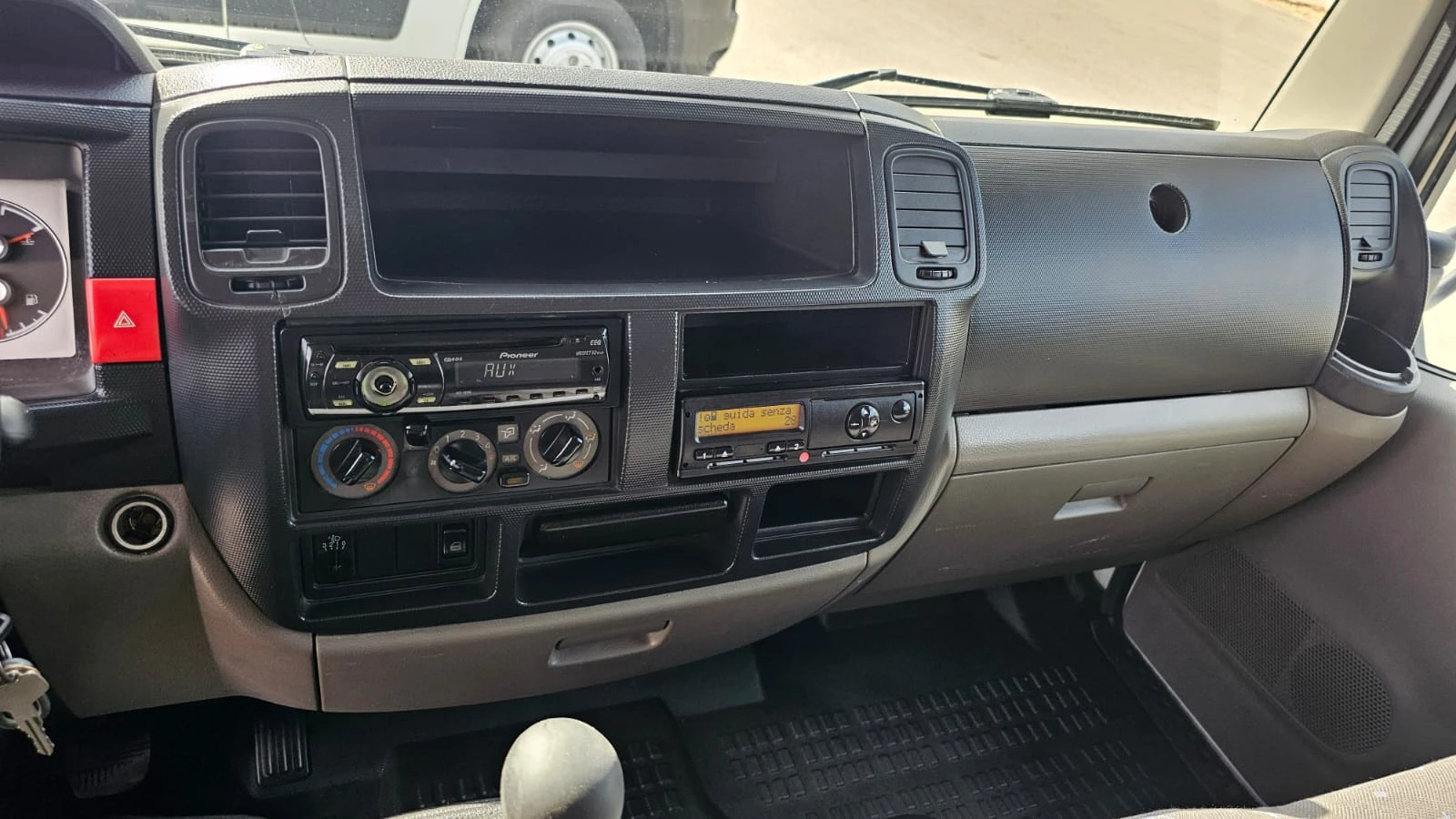 Renault Maxity 3.0D 6SP CH-БРЕЗЕНТ-ПАДАЩ БОРД-КЛИМАТИК-ЛИЗИНГ, снимка 10 - Бусове и автобуси - 56226839