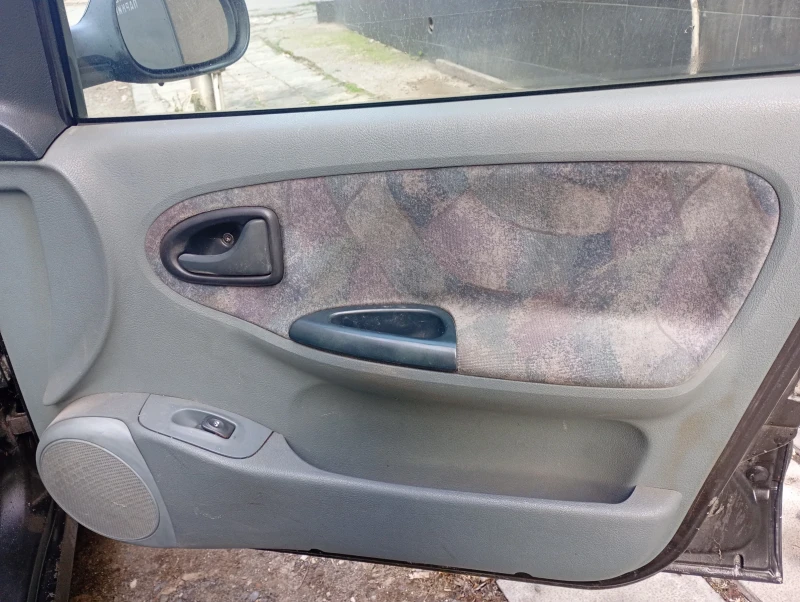 Renault Megane 1.6 Бензин Климатик, снимка 6 - Автомобили и джипове - 53089719