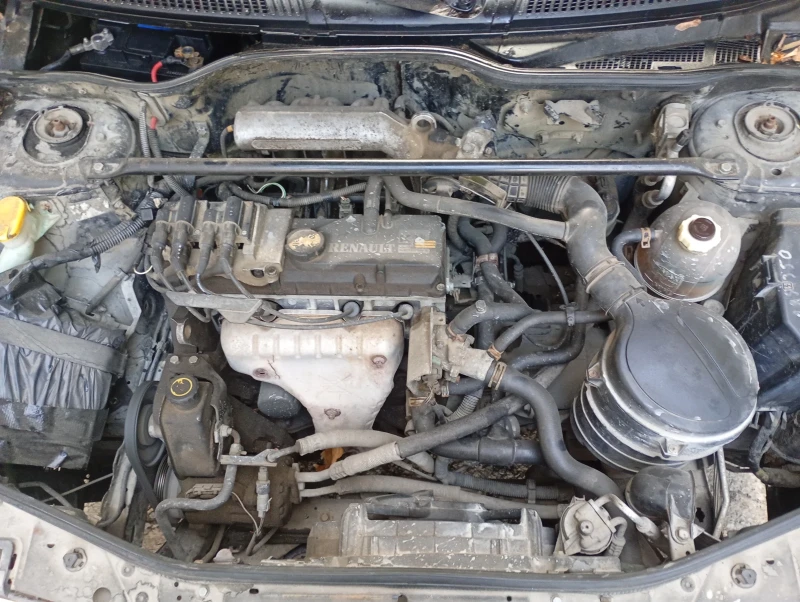 Renault Megane 1.6 Бензин Климатик, снимка 7 - Автомобили и джипове - 53089719