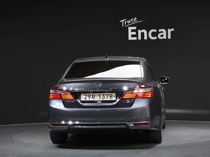Honda Accord 2.0 Hybrid - САМО 30% АВАНС!, снимка 4 - Автомобили и джипове - 55660038