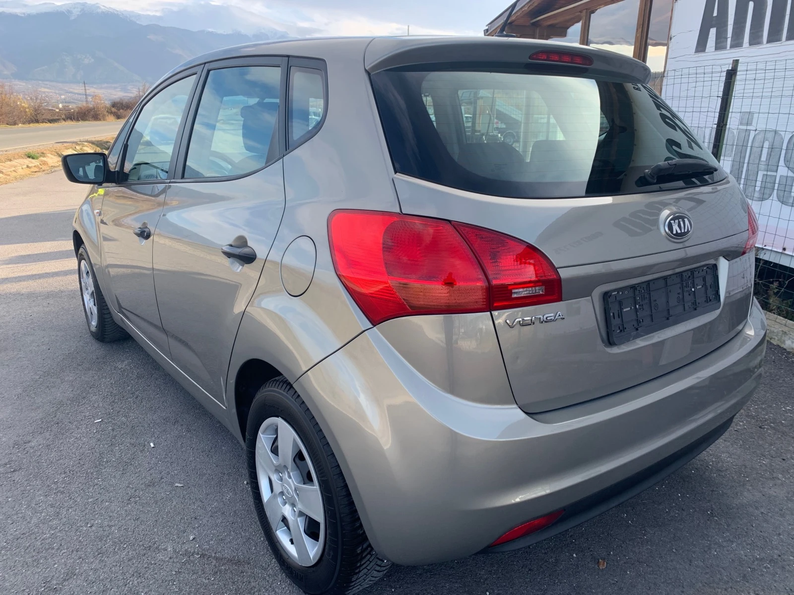 Kia Venga 1.4i-Газ - изображение 6