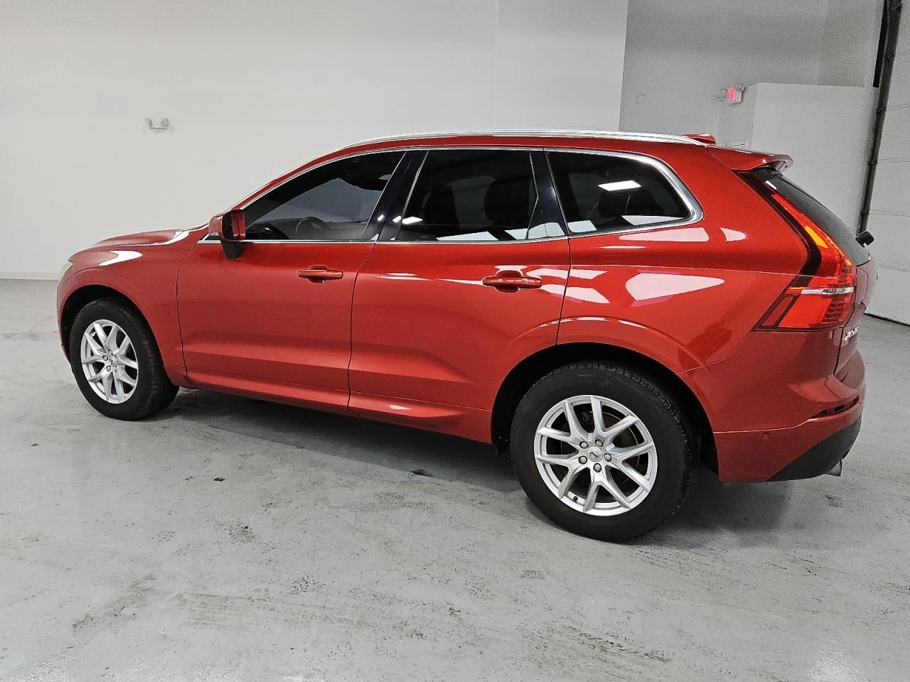 Volvo XC60 T5 MOMENTUM* KEYLESS* ПОДГРЕВ* LANE ASSIST* LED - изображение 4