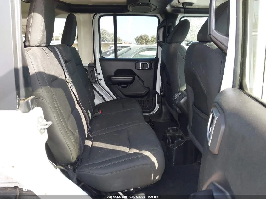 Jeep Wrangler Unlimited Sport S 4X4 - изображение 8