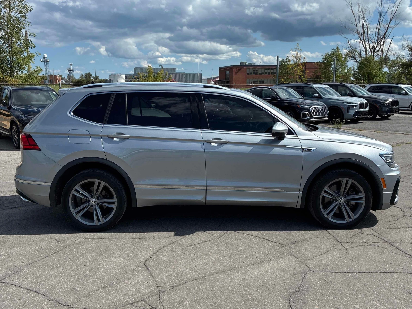 VW Tiguan * Highline R-line* CARFAX* , снимка 3 - Автомобили и джипове - 55891335