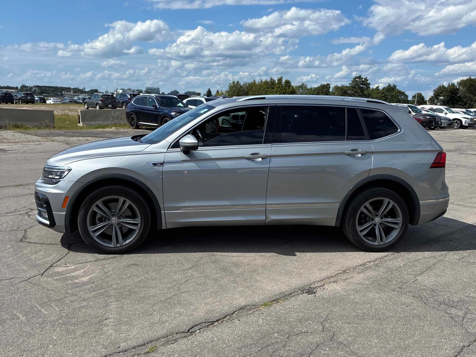 VW Tiguan * Highline R-line* CARFAX* , снимка 2 - Автомобили и джипове - 55891335