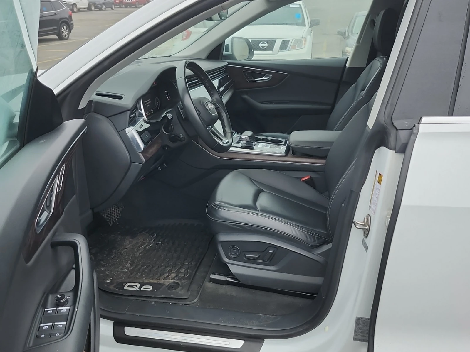 Audi Q8 55 Tfsi Quattro Progressiv / ОБДУХВАНЕ / DISTRONIC, снимка 3 - Автомобили и джипове - 56079916