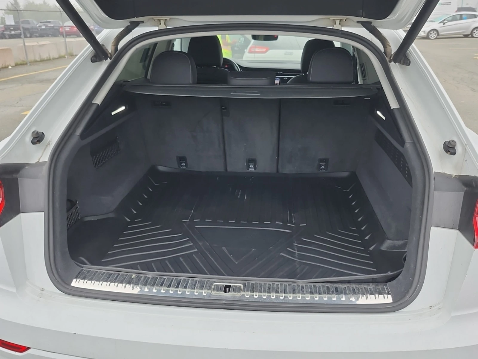 Audi Q8 55 Tfsi Quattro Progressiv / ОБДУХВАНЕ / DISTRONIC, снимка 14 - Автомобили и джипове - 56079916