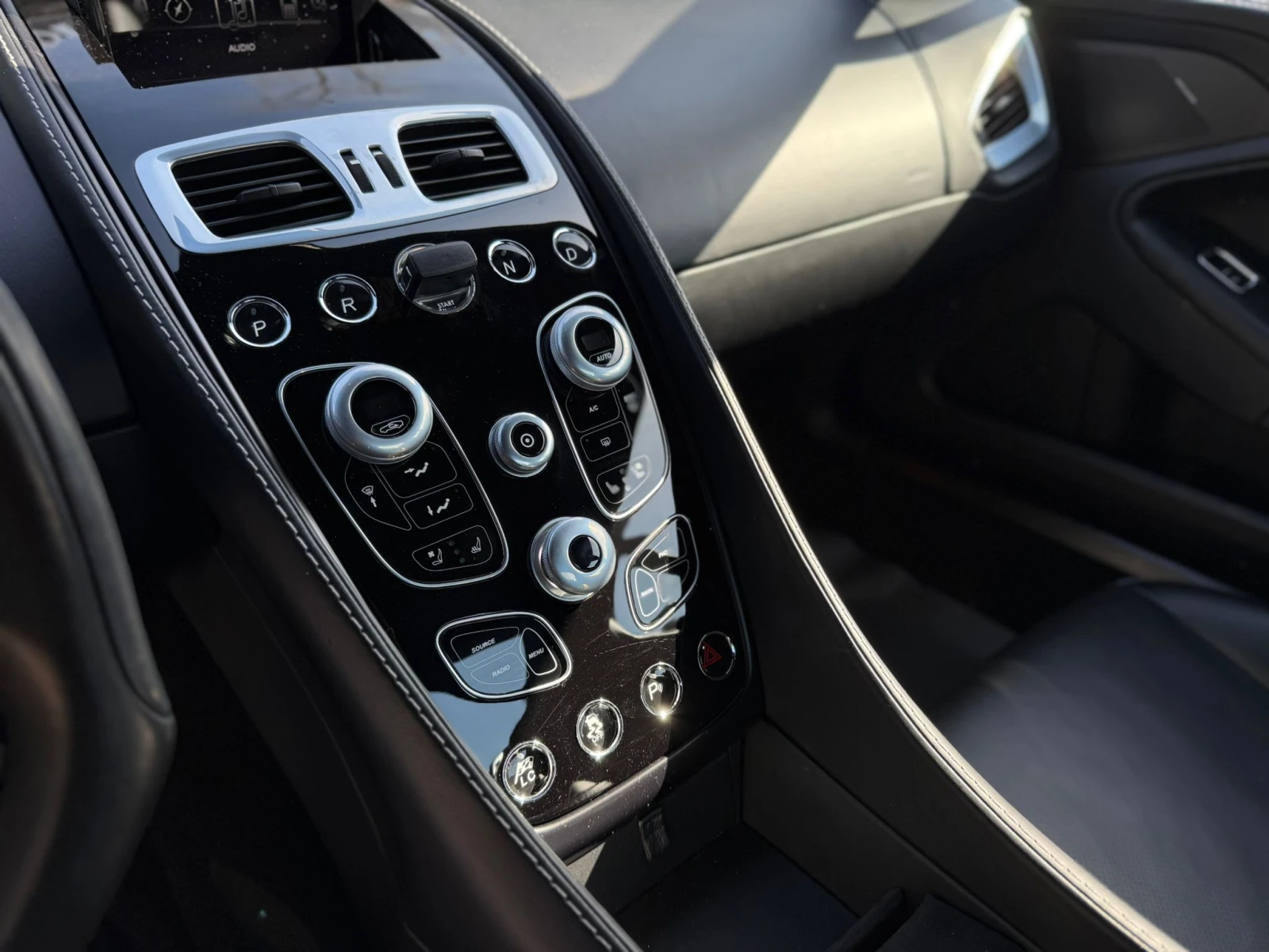 Aston Martin Vanquish CARBON/V12/TOUCHTRONIC 3, снимка 12 - Автомобили и джипове - 53783494