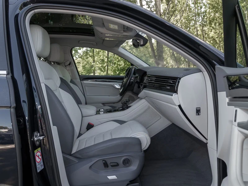 VW Touareg 3.0/231HP/V6/ELEGANCE/PANO/MATRIX/4x4/CAM/NAV/698v, снимка 6 - Автомобили и джипове - 51218172
