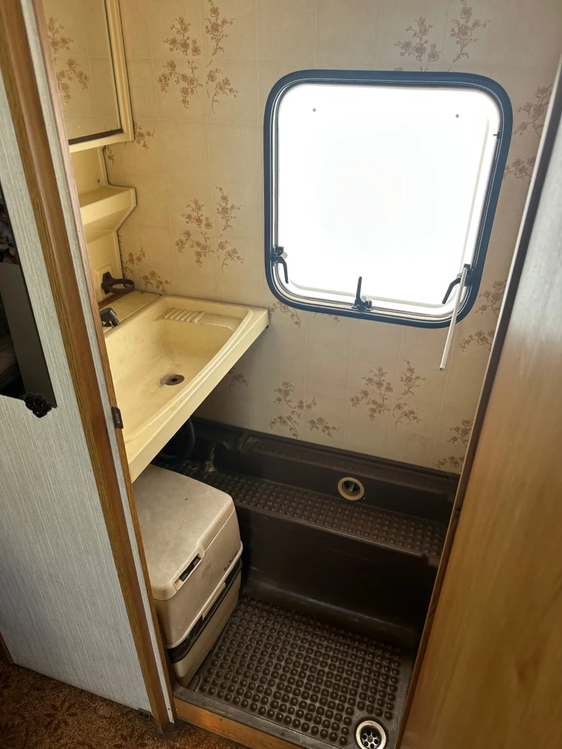 Каравана Burstner CITY, снимка 8 - Каравани и кемпери - 52635709