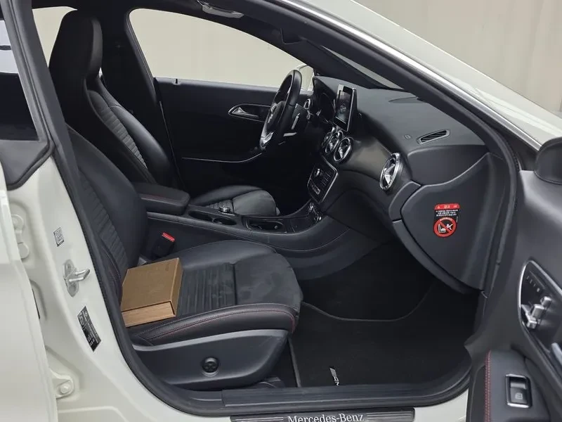 Mercedes-Benz CLA 2.5, снимка 11 - Автомобили и джипове - 54287778