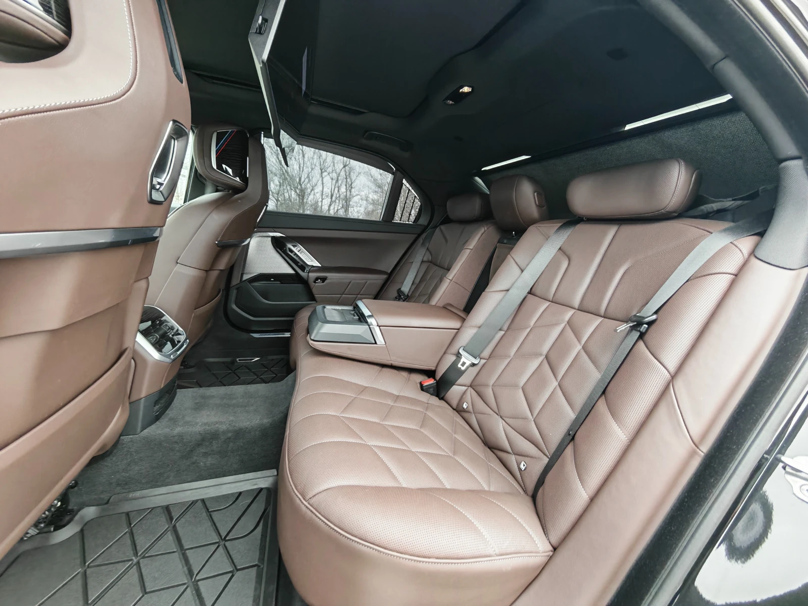 BMW 750 e xDrive, M Sport Pro, Pano, TV, Bowers, снимка 13 - Автомобили и джипове - 53823919