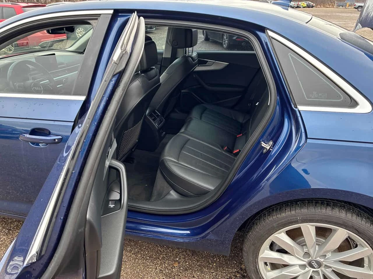 Audi A4  KOMFORT /CAMERA/ПОДГРЕВИ, снимка 15 - Автомобили и джипове - 54356913