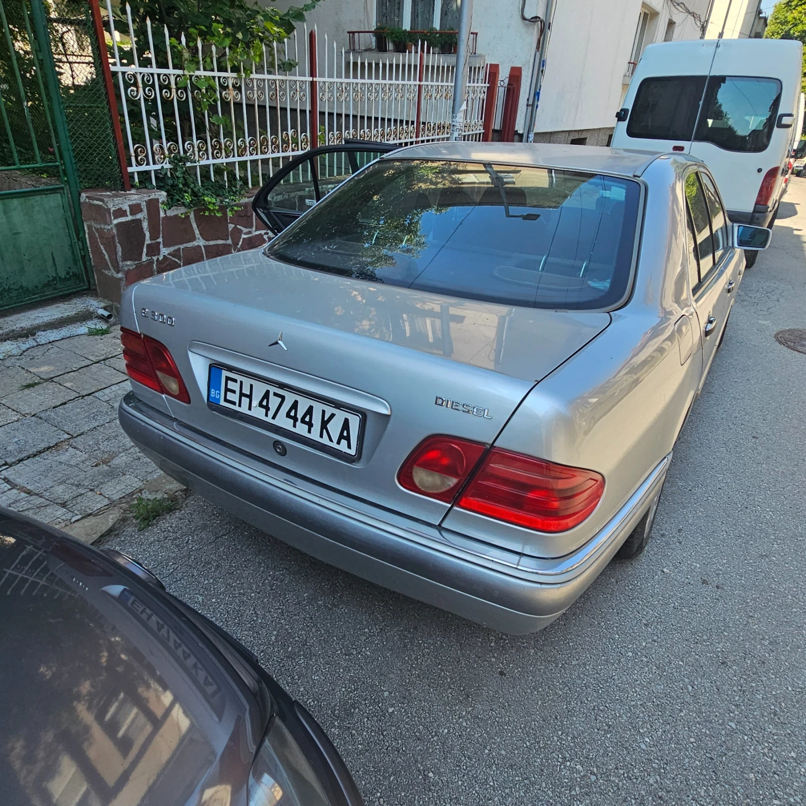 Mercedes-Benz E 300, снимка 8 - Автомобили и джипове - 55329046