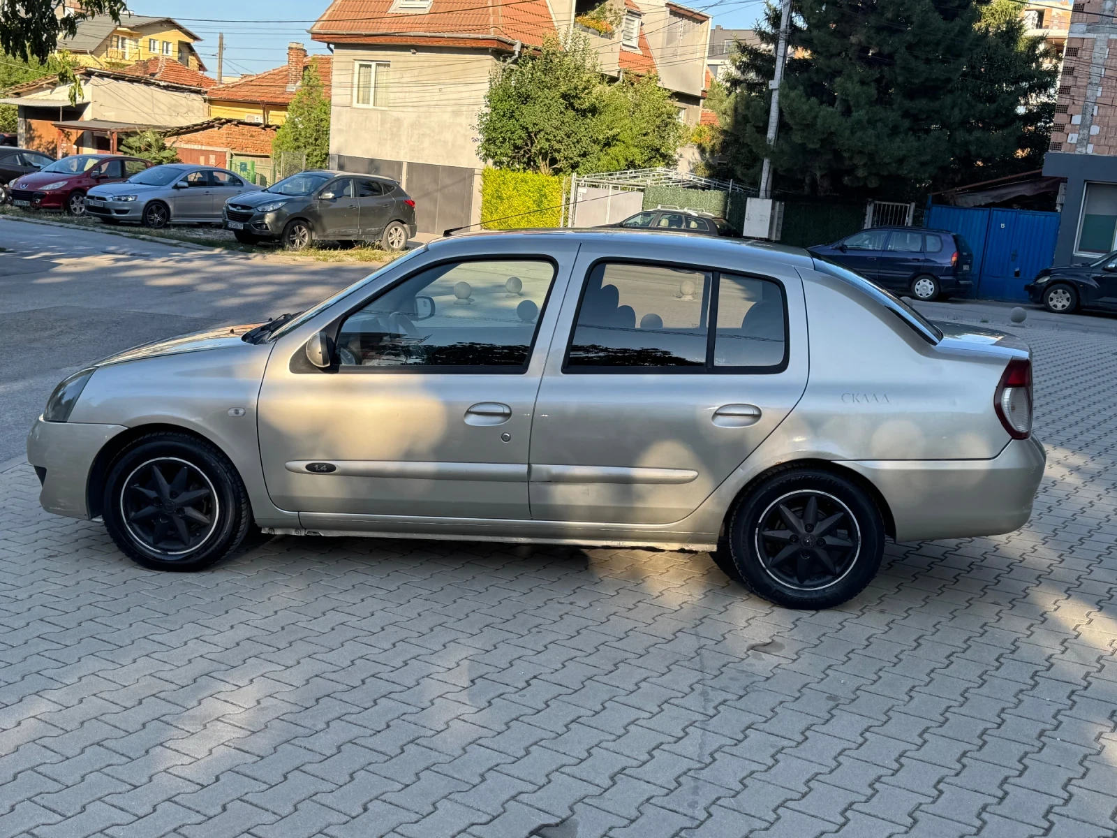 Renault Clio 1.4 Газов Инжекцион, снимка 8 - Автомобили и джипове - 55512530