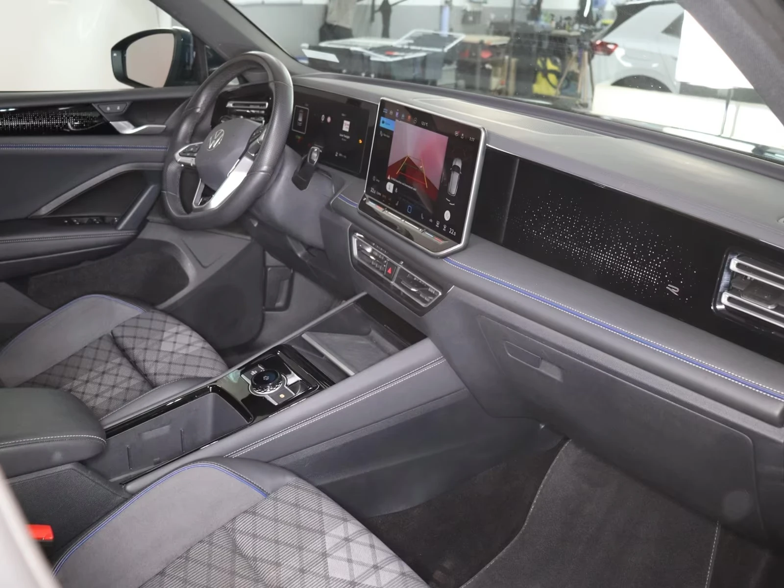VW Tiguan 2.0 TDI DSG R-LINE CAMERA ACC , снимка 9 - Автомобили и джипове - 55222218