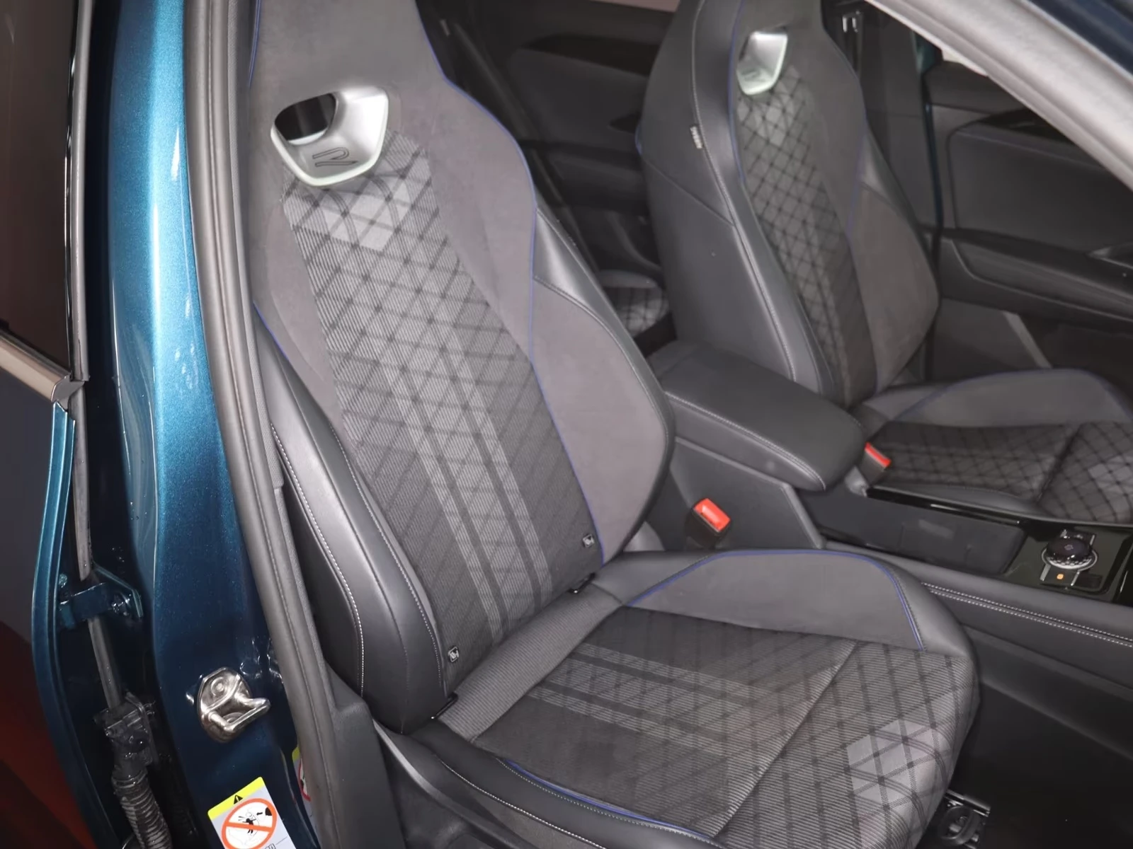 VW Tiguan 2.0 TDI DSG R-LINE CAMERA ACC , снимка 11 - Автомобили и джипове - 55222218