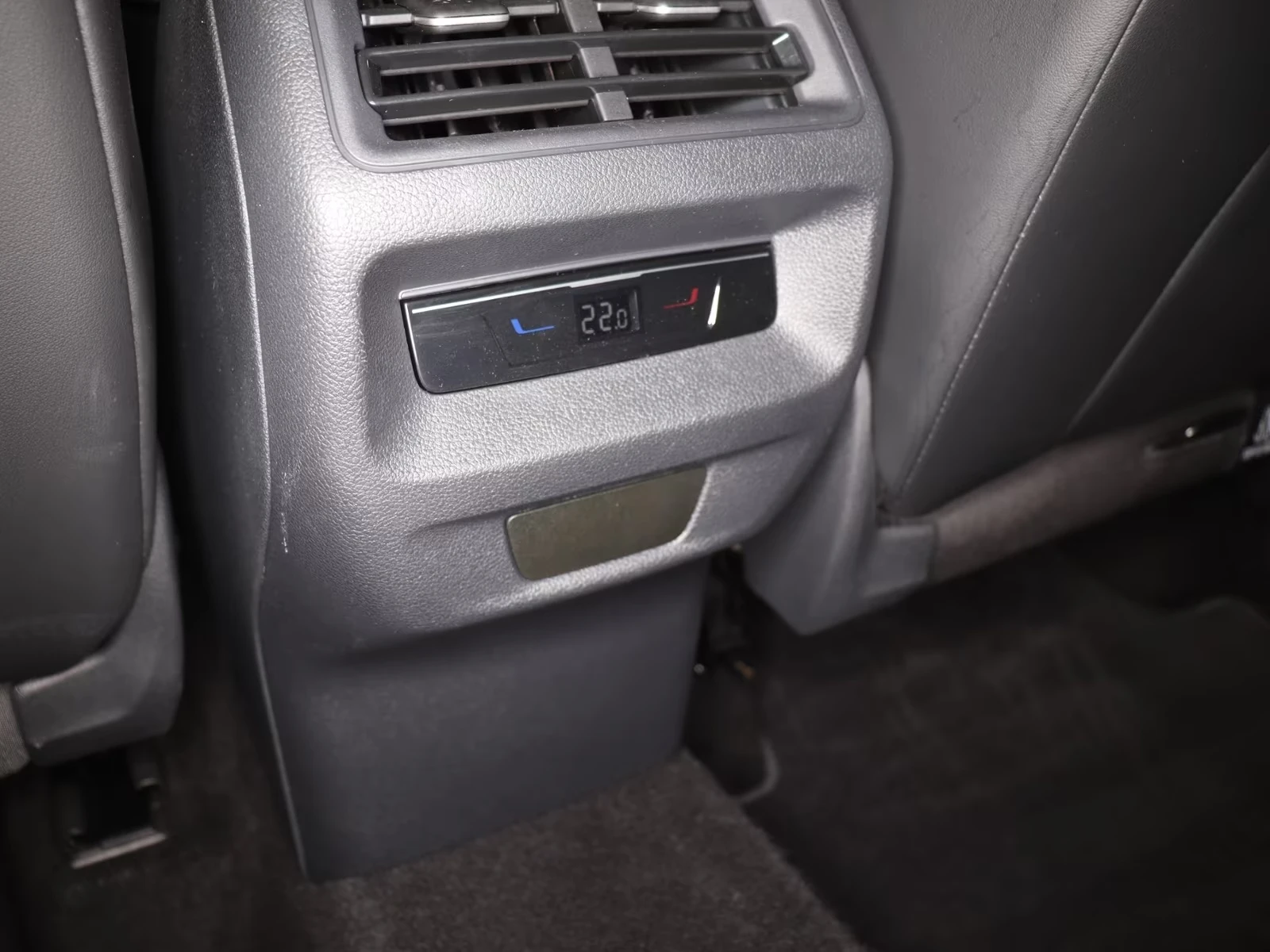 VW Tiguan 2.0 TDI DSG R-LINE CAMERA ACC , снимка 14 - Автомобили и джипове - 55222218