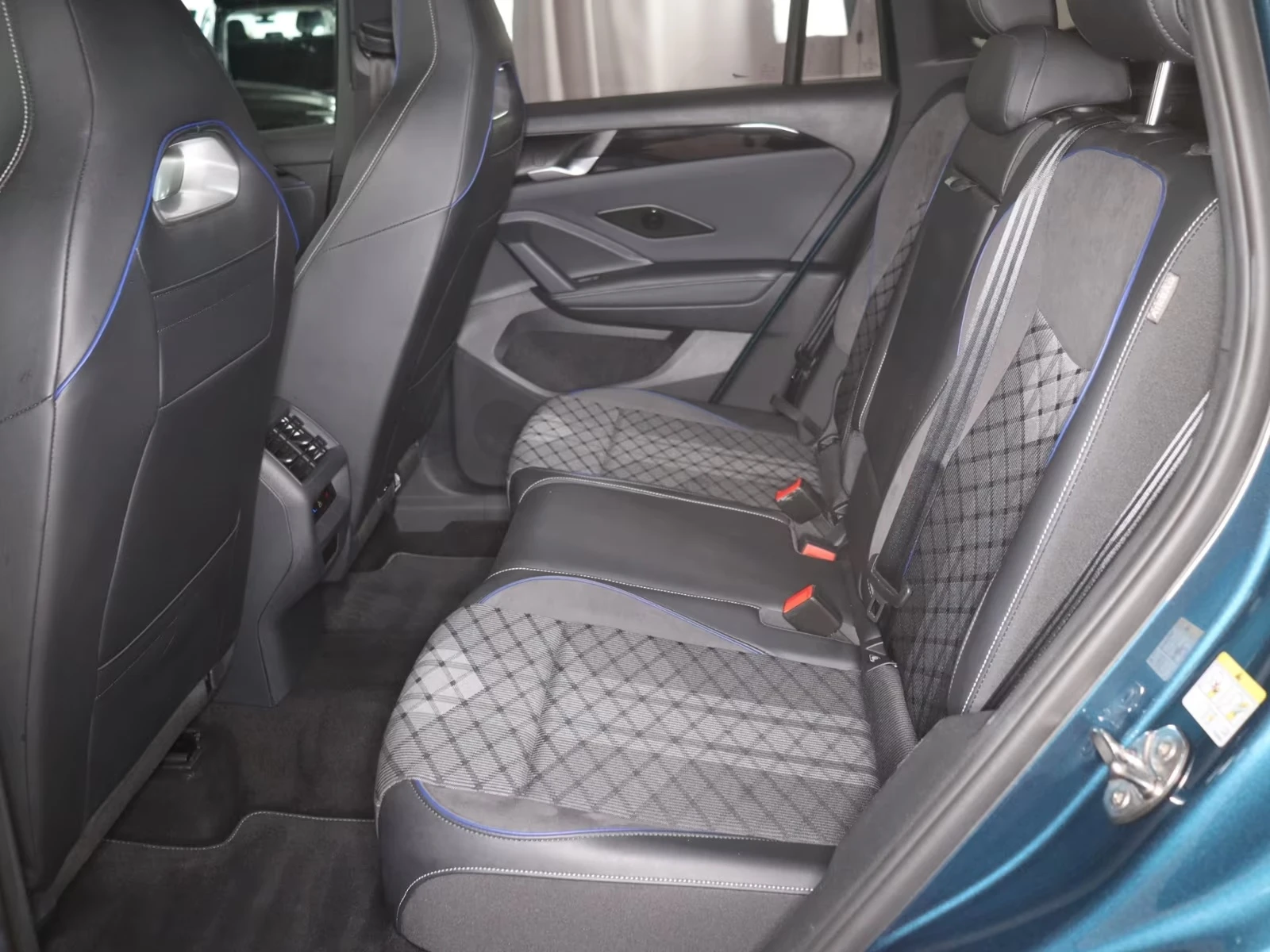 VW Tiguan 2.0 TDI DSG R-LINE CAMERA ACC , снимка 13 - Автомобили и джипове - 55222218