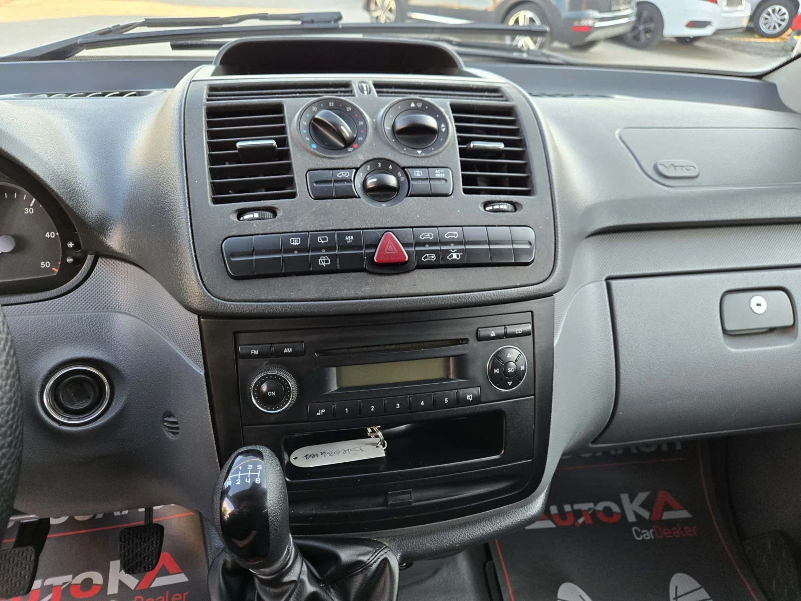 Mercedes-Benz Vito 2.2CDI-116кс= 6ск= ТОВАРЕН= КЛИМАТРОНИК, снимка 13 - Бусове и автобуси - 54115465