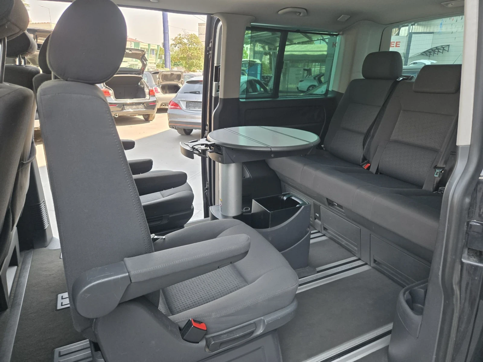 VW Multivan, снимка 12 - Бусове и автобуси - 55804446
