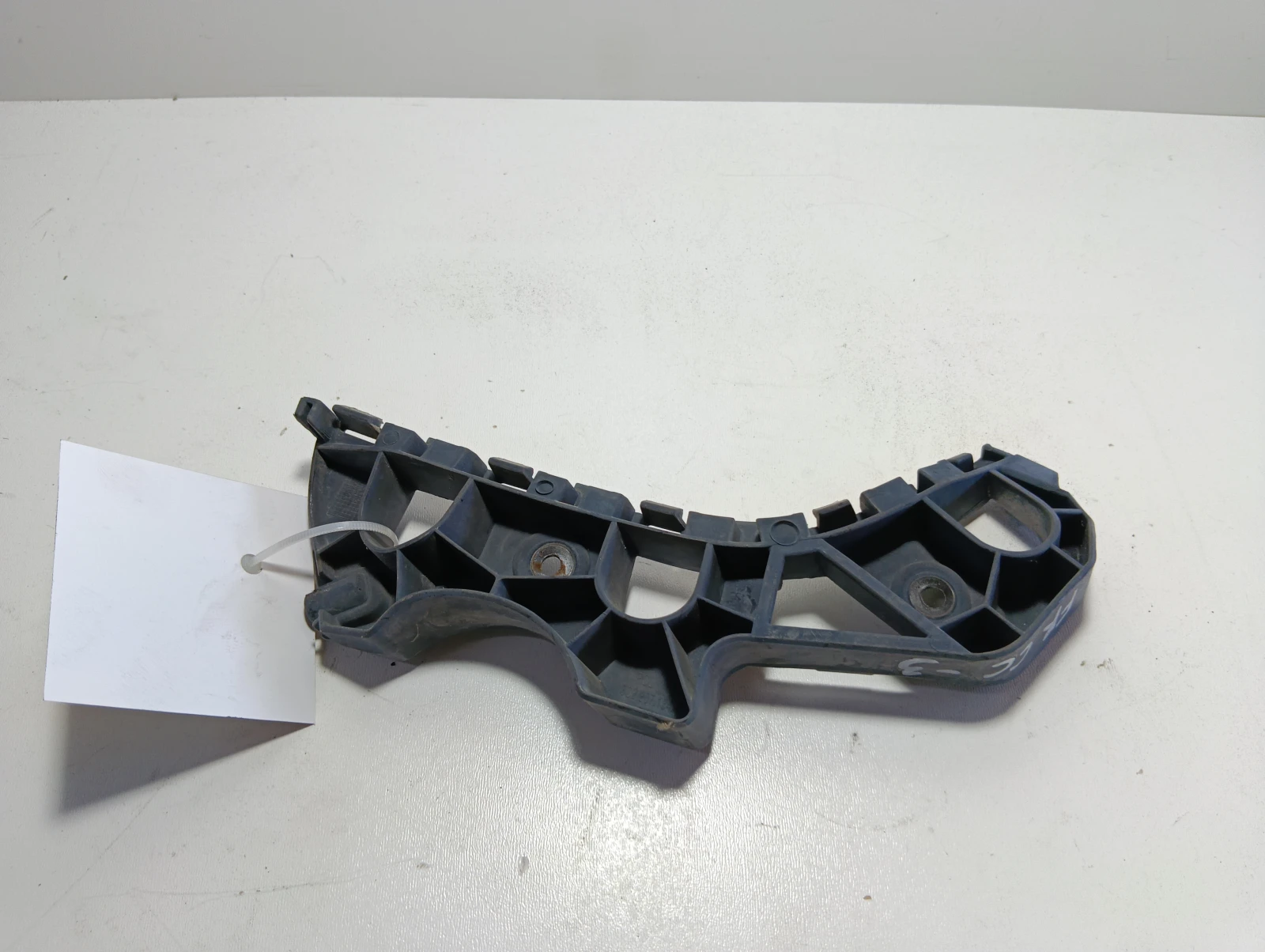 държач броня преден десен 3C8807184C VW Passat CC