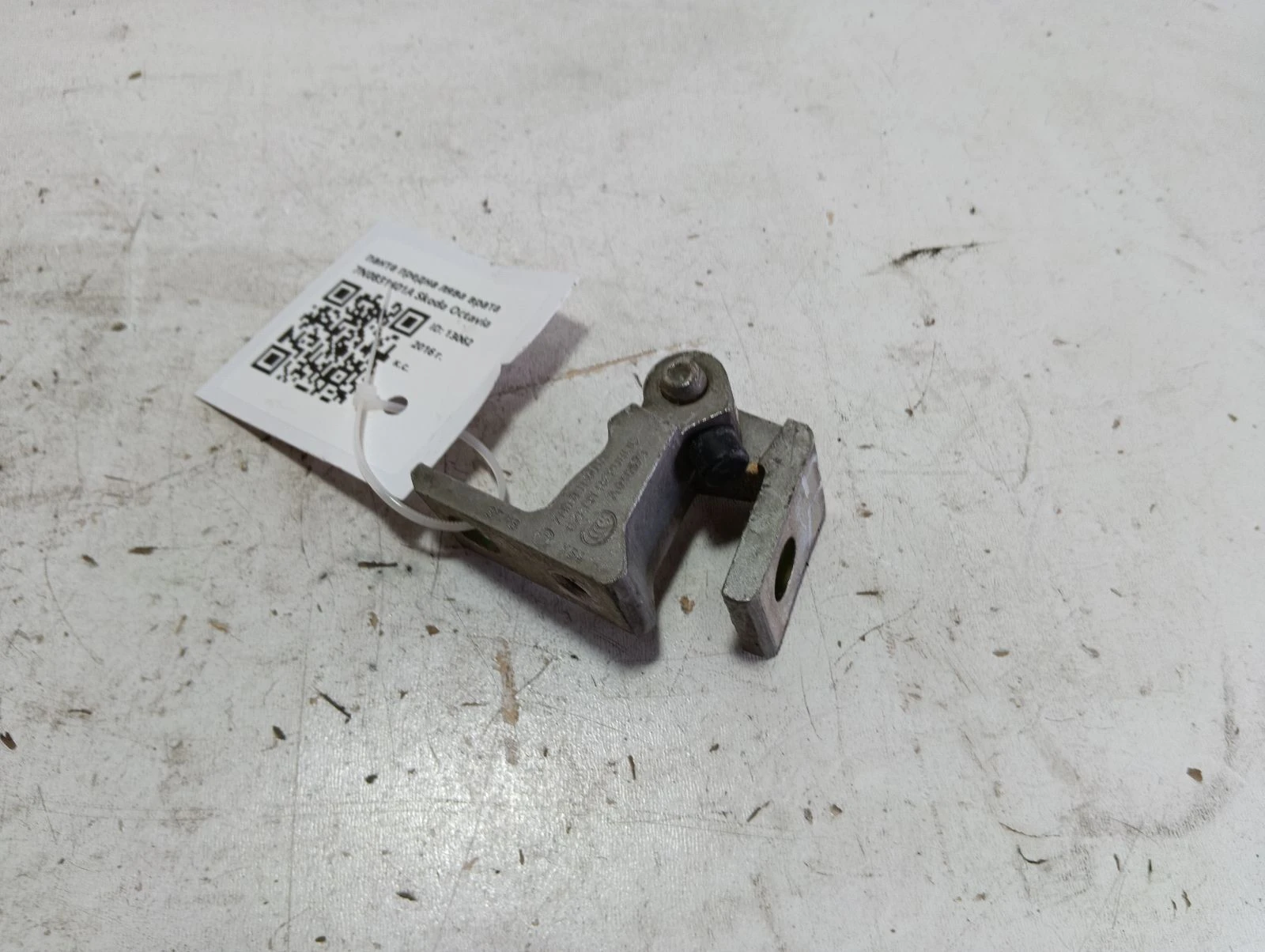 панта предна лява врата 7N0831401A Skoda Octavia