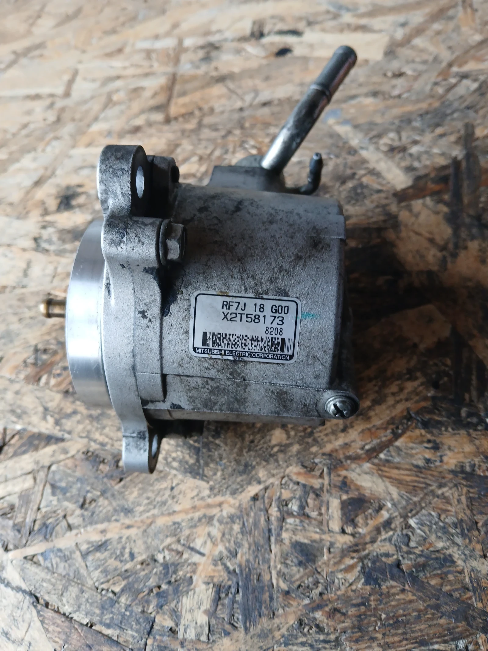 RF7J 18 G00 вакум помпа Mazda 6 2.0D 