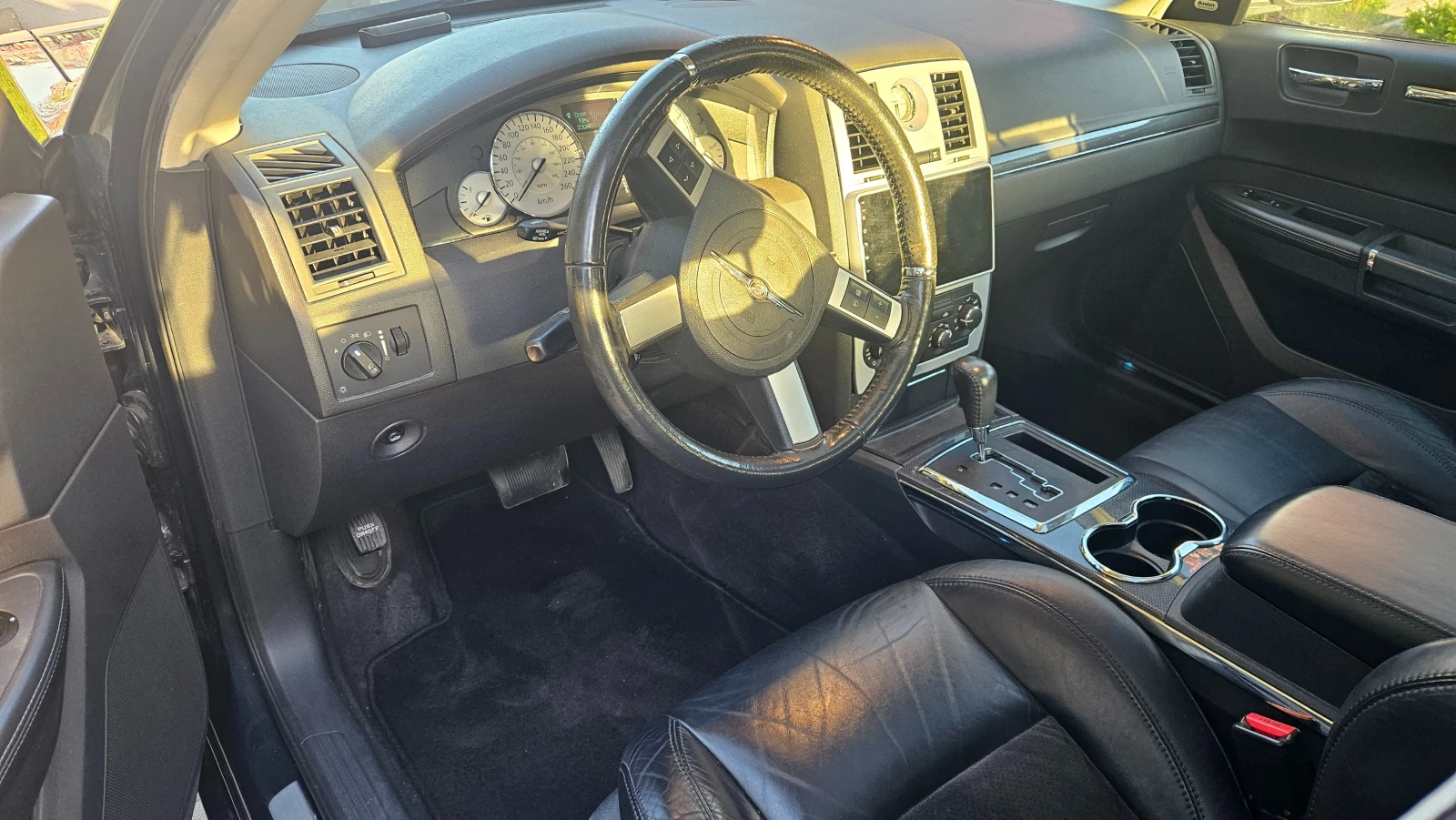 Chrysler 300c SRT, снимка 11 - Автомобили и джипове - 54573763