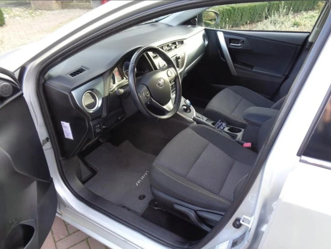 Toyota Auris 1.8 Hybrid , снимка 7 - Автомобили и джипове - 54984815