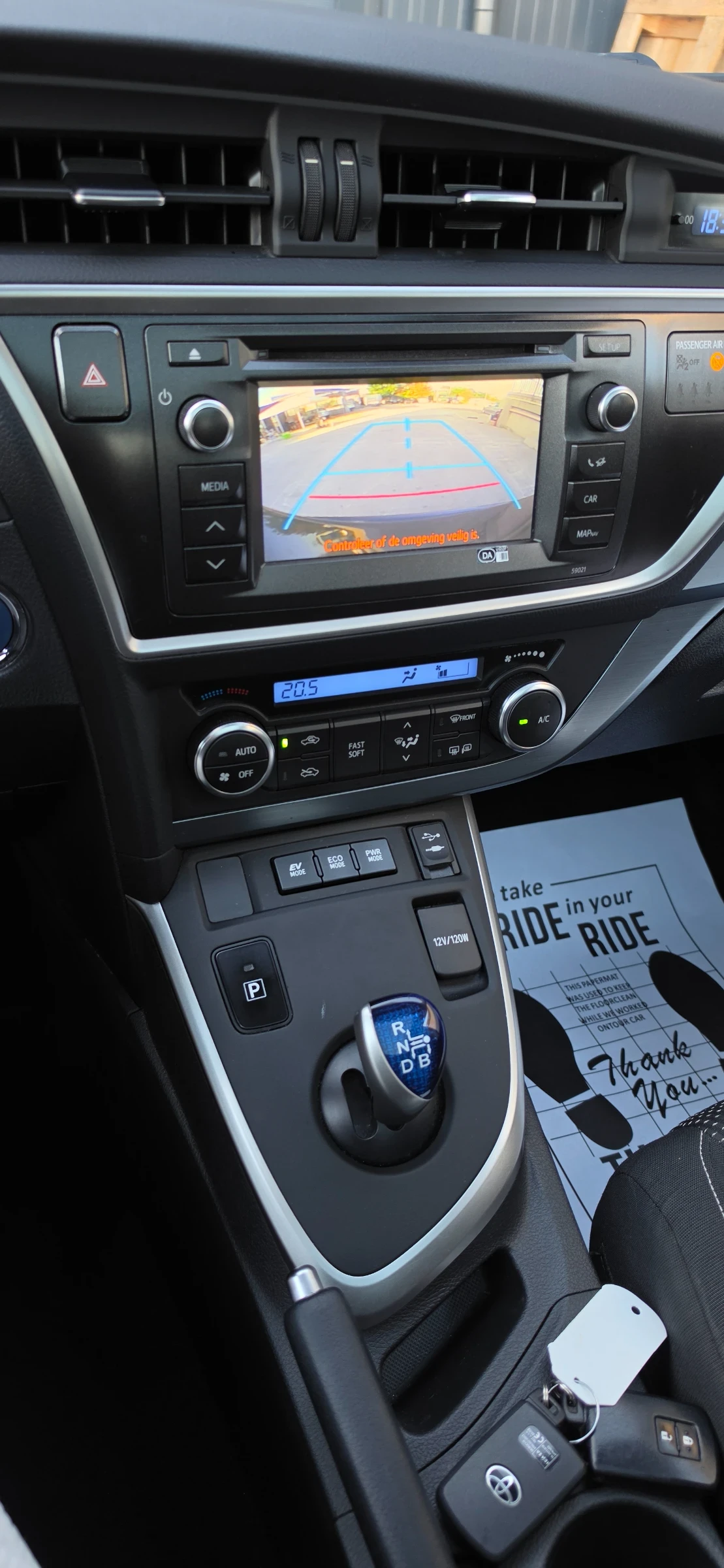 Toyota Auris 1.8 Hybrid , снимка 15 - Автомобили и джипове - 54984815