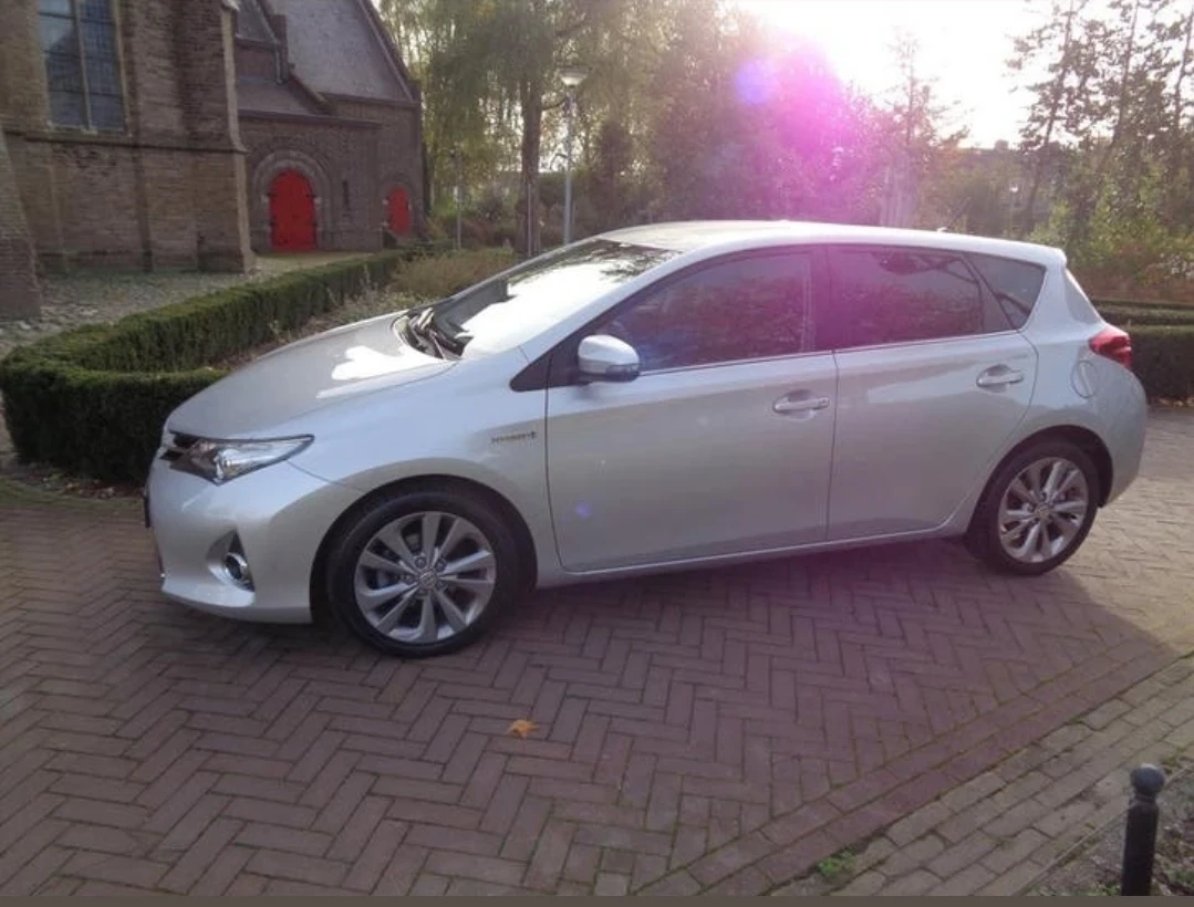 Toyota Auris 1.8 Hybrid , снимка 11 - Автомобили и джипове - 54984815