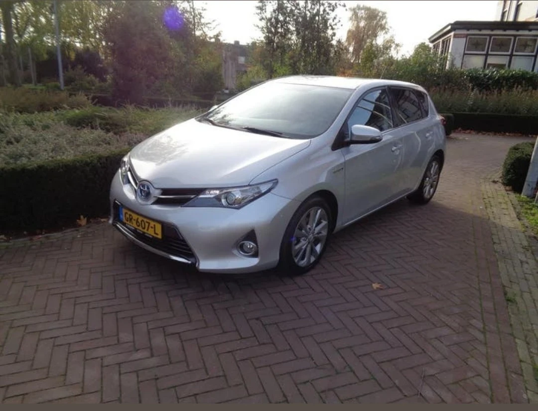 Toyota Auris 1.8 Hybrid , снимка 6 - Автомобили и джипове - 54984815