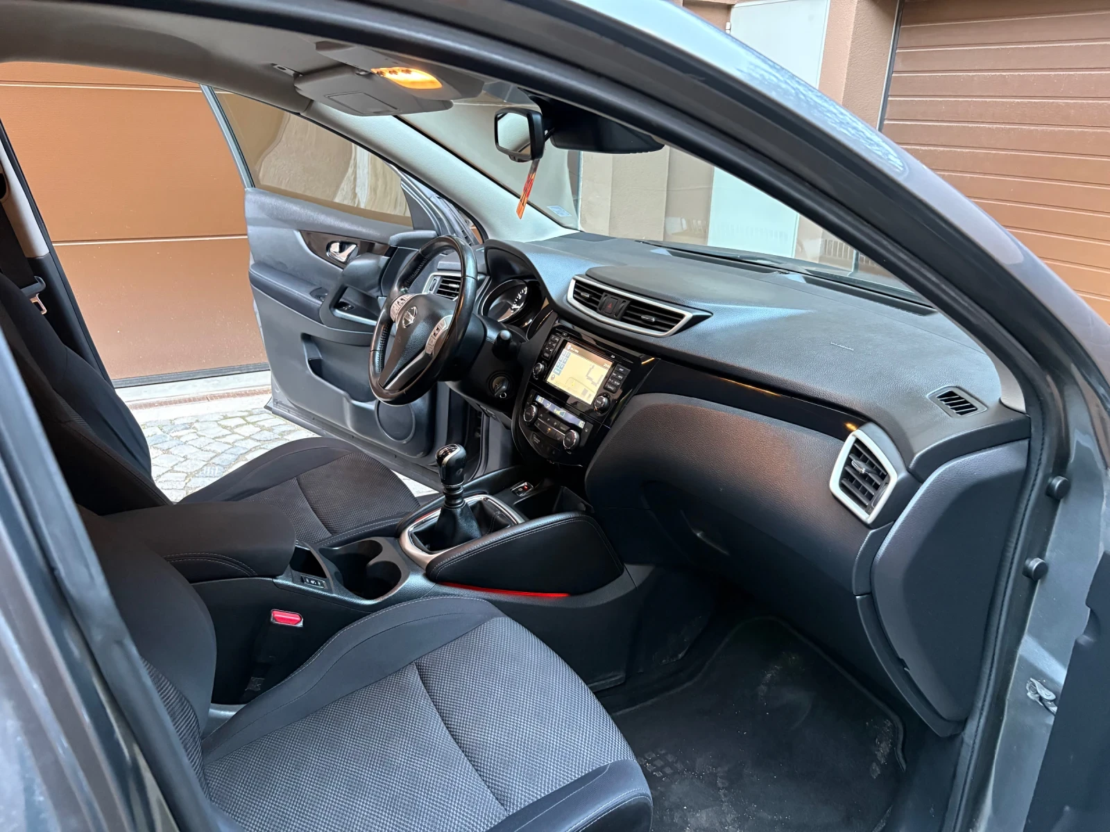 Nissan Qashqai 1.2 DiG-T (115 кс) , снимка 11 - Автомобили и джипове - 54555755