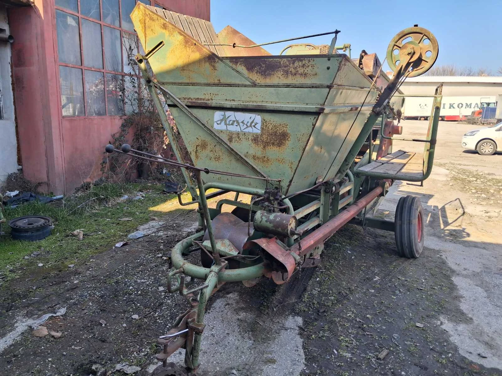 Специализирани машини Машини за зеленчуци Kартофокомбайн HASSIA KRB, снимка 3 - Селскостопанска техника - 53615618