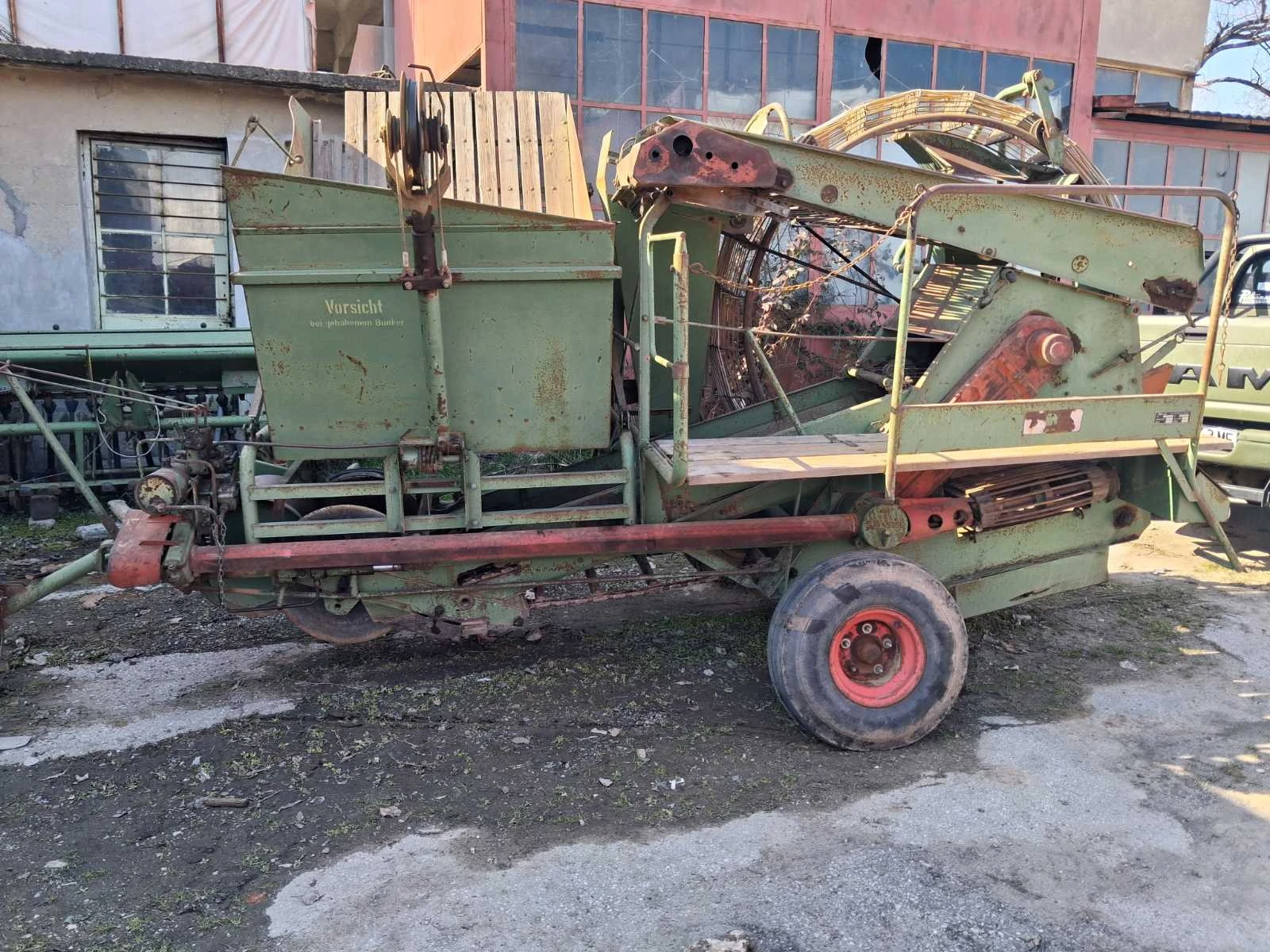 Специализирани машини Машини за зеленчуци Kартофокомбайн HASSIA KRB