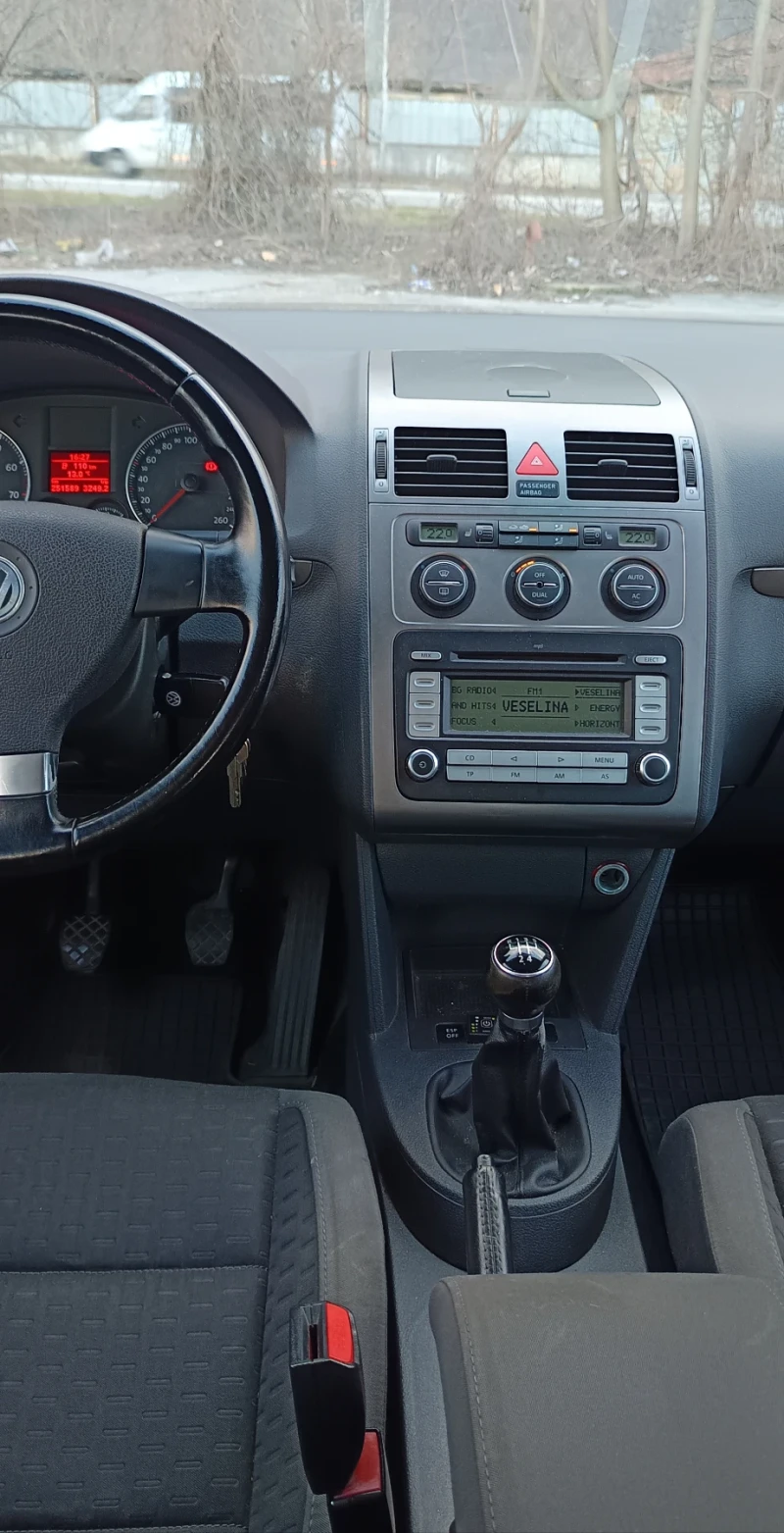 VW Touran, снимка 11 - Автомобили и джипове - 48645093