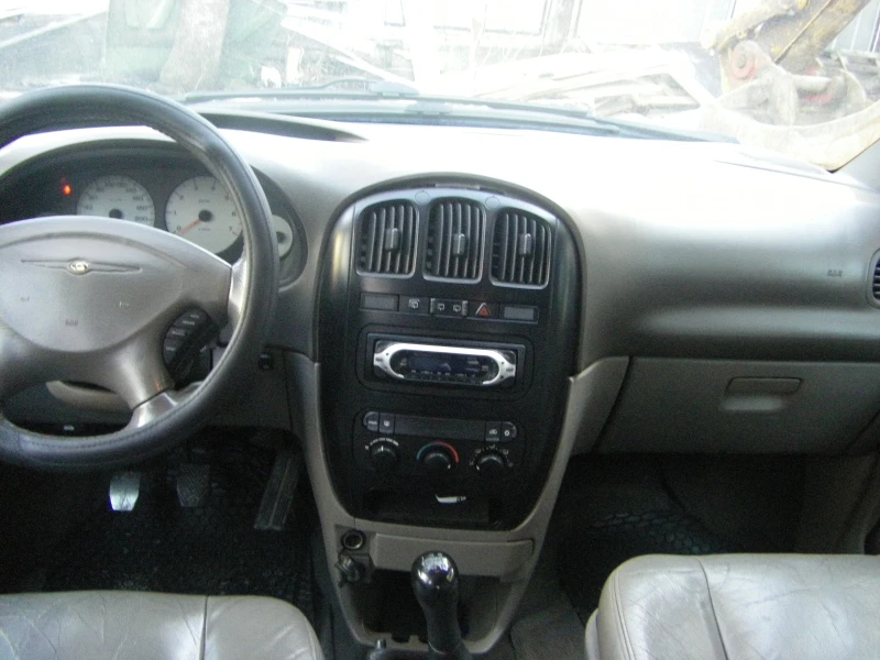 Chrysler Voyager 2.4 i, снимка 13 - Автомобили и джипове - 48774154