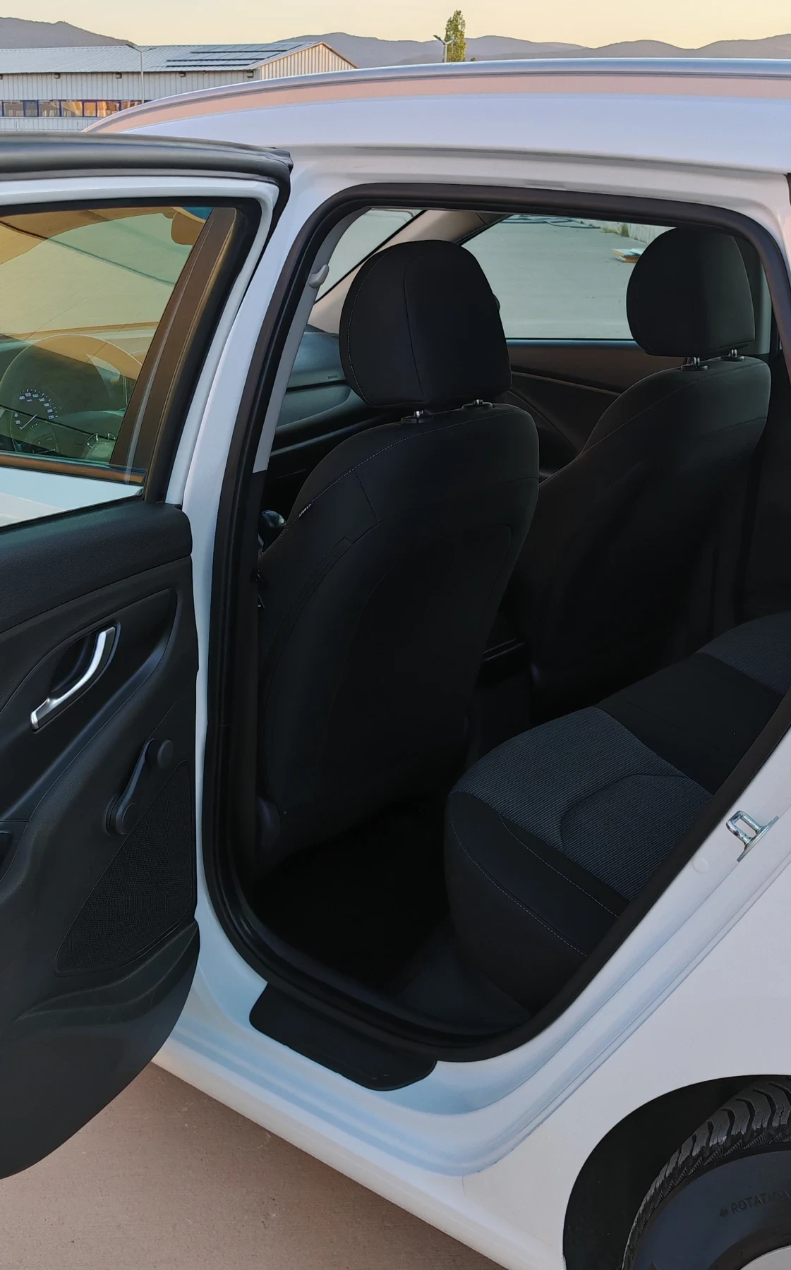 Hyundai I30 1.6CRDI LineAssist* Bluetooth* LED* Cruise, снимка 11 - Автомобили и джипове - 54384395
