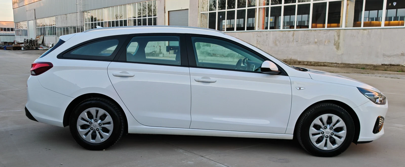 Hyundai I30 1.6CRDI LineAssist* Bluetooth* LED* Cruise, снимка 5 - Автомобили и джипове - 54384395