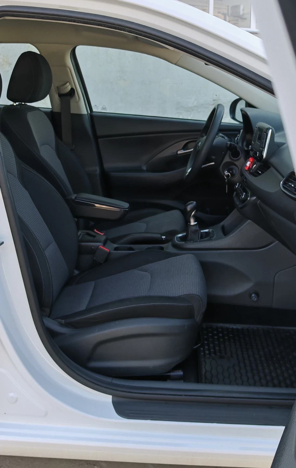 Hyundai I30 1.6CRDI LineAssist* Bluetooth* LED* Cruise, снимка 10 - Автомобили и джипове - 54231720