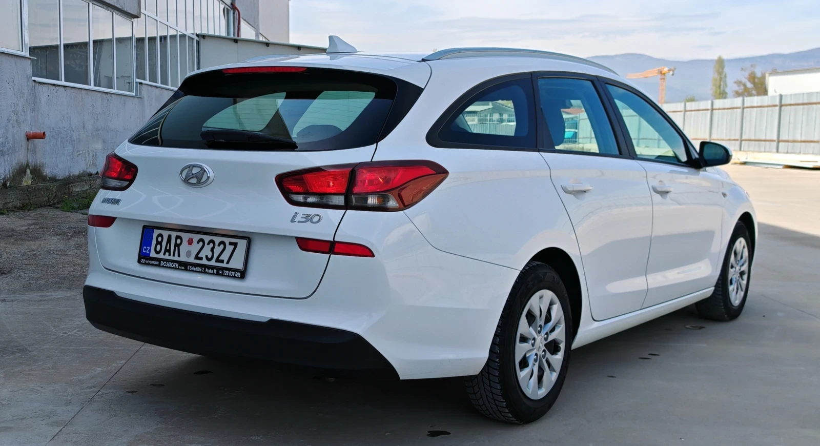 Hyundai I30 1.6CRDI LineAssist* Bluetooth* LED* Cruise, снимка 2 - Автомобили и джипове - 54231720