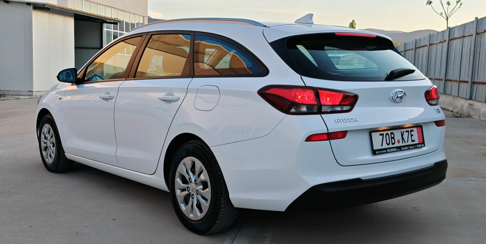 Hyundai I30 1.6CRDI LineAssist* Bluetooth* LED* Cruise, снимка 2 - Автомобили и джипове - 54384395