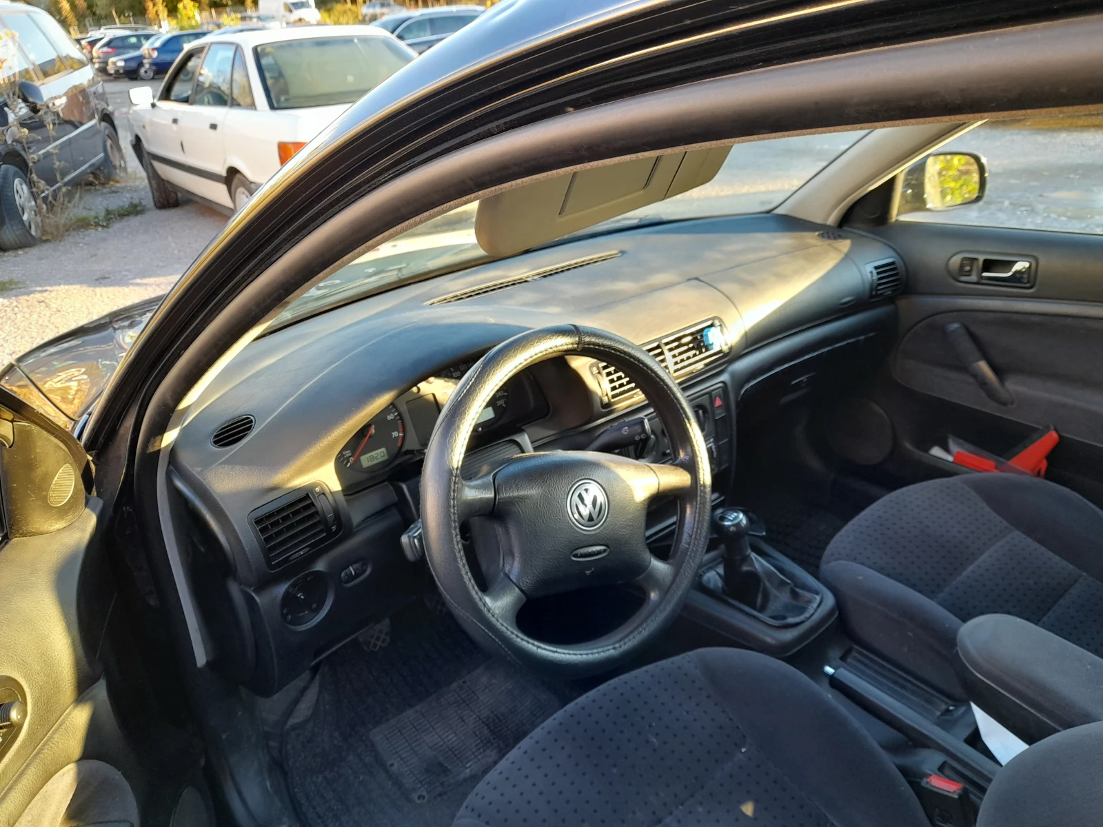 VW Passat 1.6, снимка 6 - Автомобили и джипове - 54909280