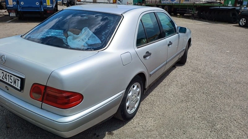 Mercedes-Benz E 290, снимка 4 - Автомобили и джипове - 47899624