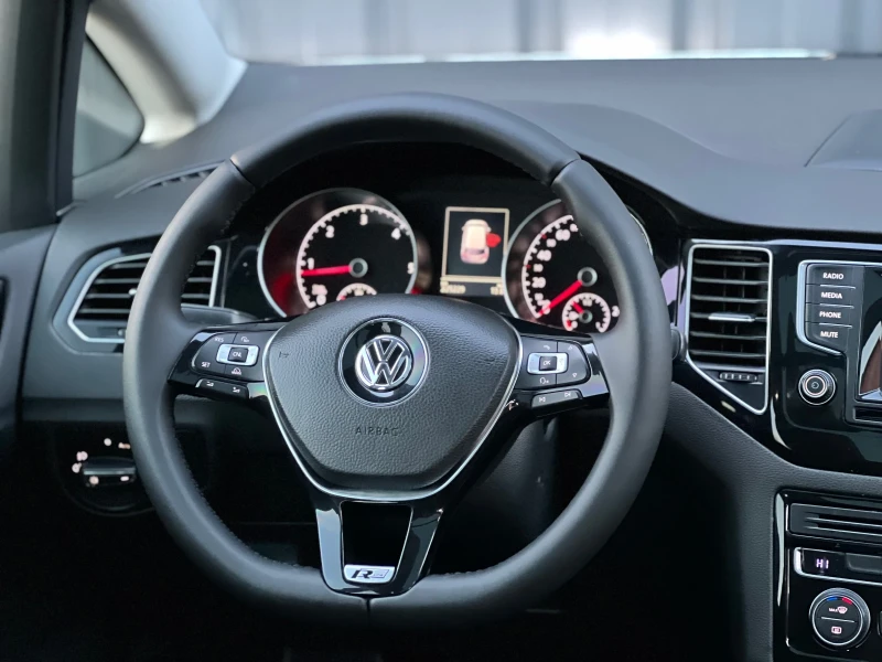 VW Golf 2.0 TDI R-LINE, снимка 15 - Автомобили и джипове - 48708215