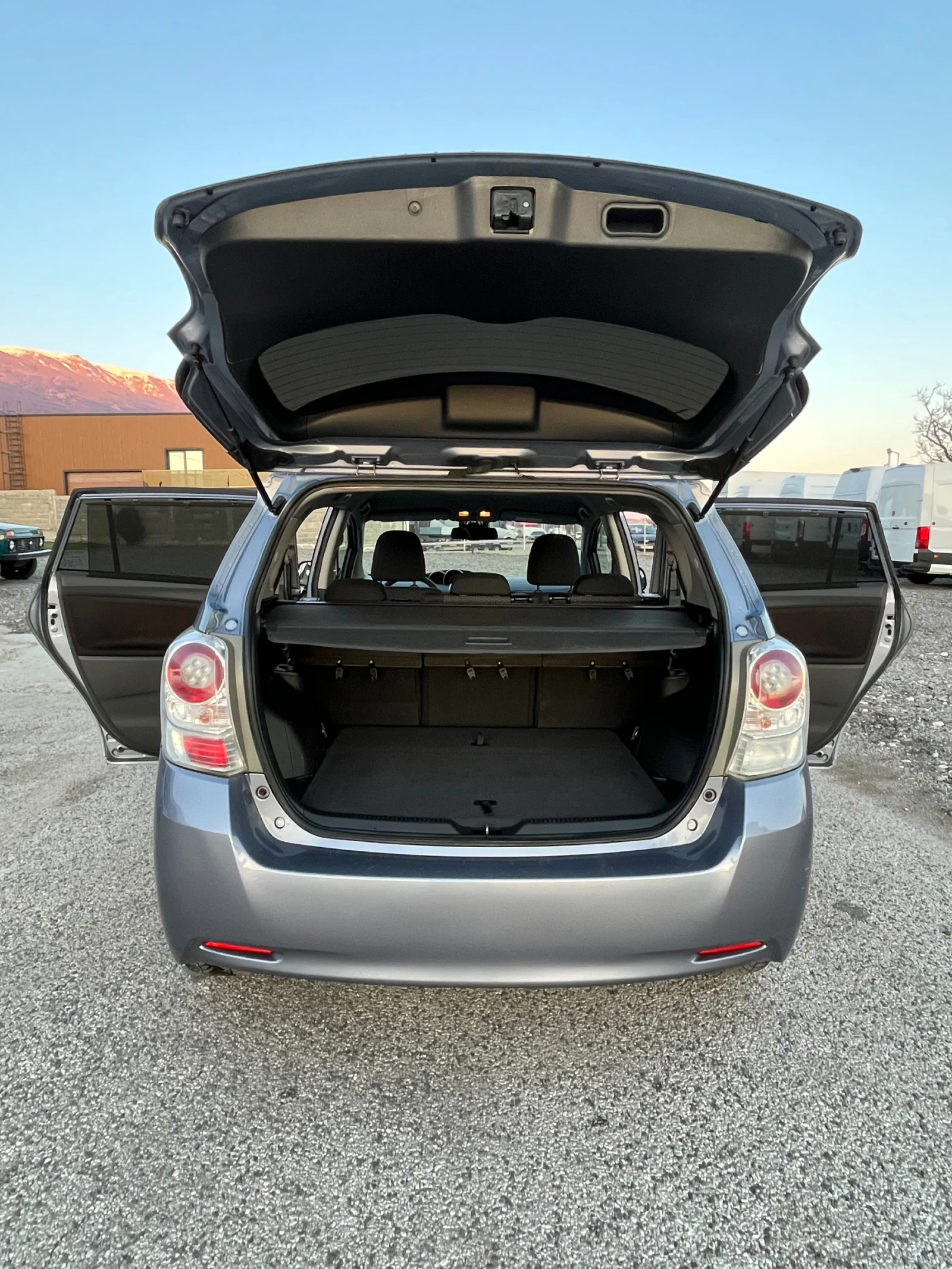 Toyota Verso 2.2 D4D AUTOMAT, снимка 8 - Автомобили и джипове - 53787755