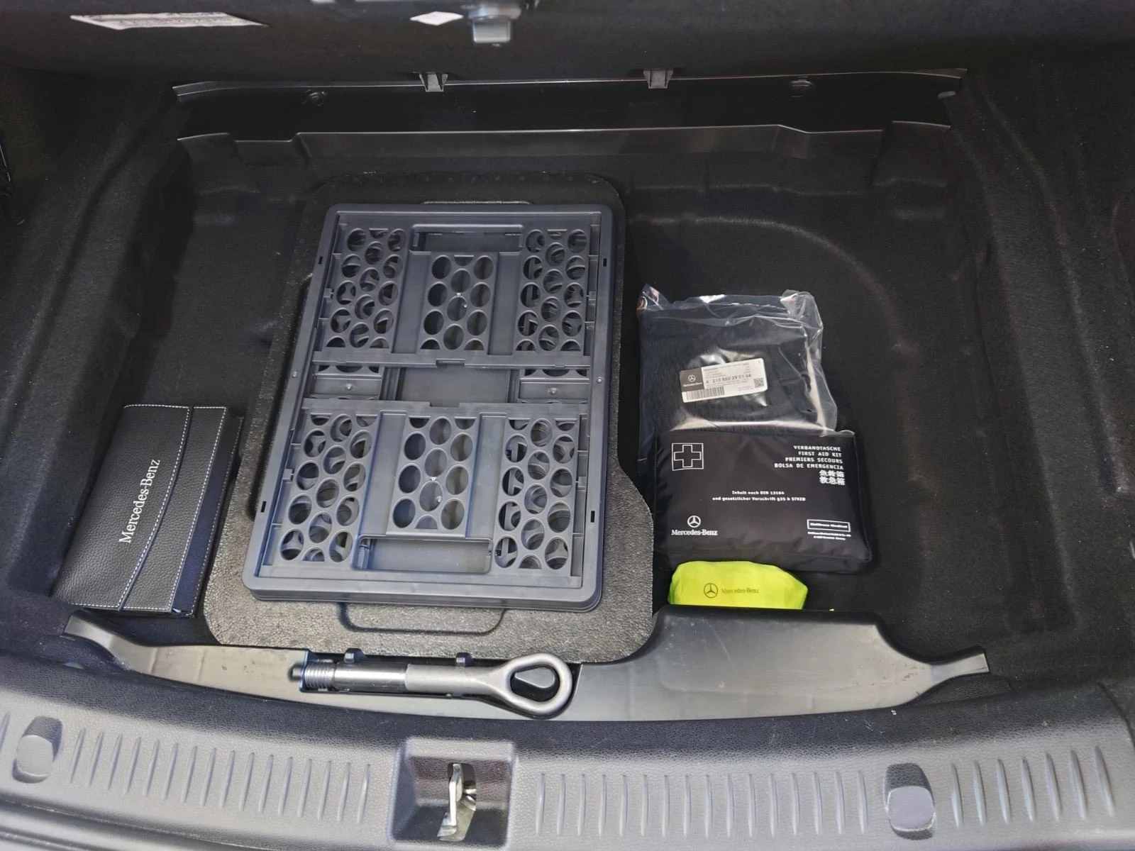 Mercedes-Benz E 220, снимка 11 - Автомобили и джипове - 53918501