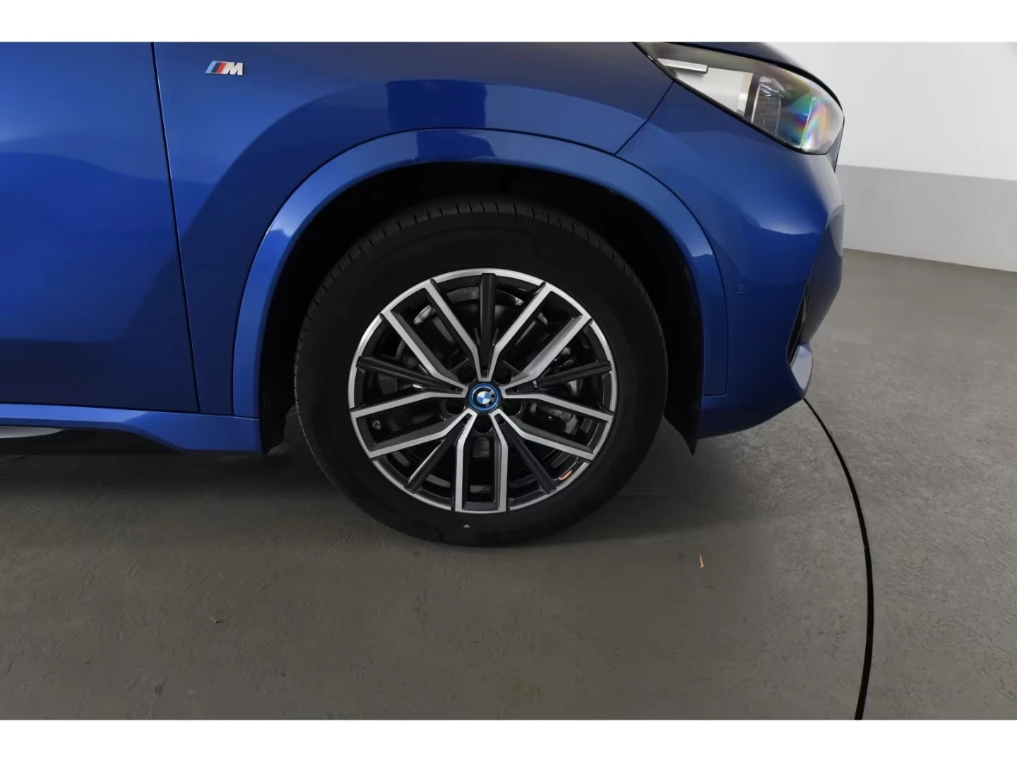 BMW iX1 xDrive30 M Sport Prem Selection DISTR HUD PANO H/K, снимка 9 - Автомобили и джипове - 55715596