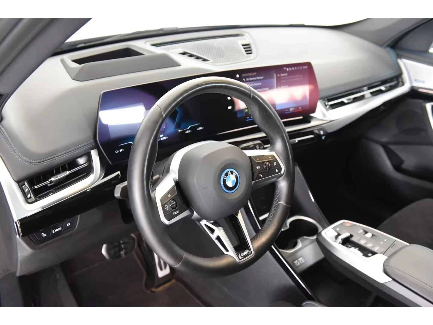 BMW iX1 xDrive30 M Sport Prem Selection DISTR HUD PANO H/K, снимка 5 - Автомобили и джипове - 55715596